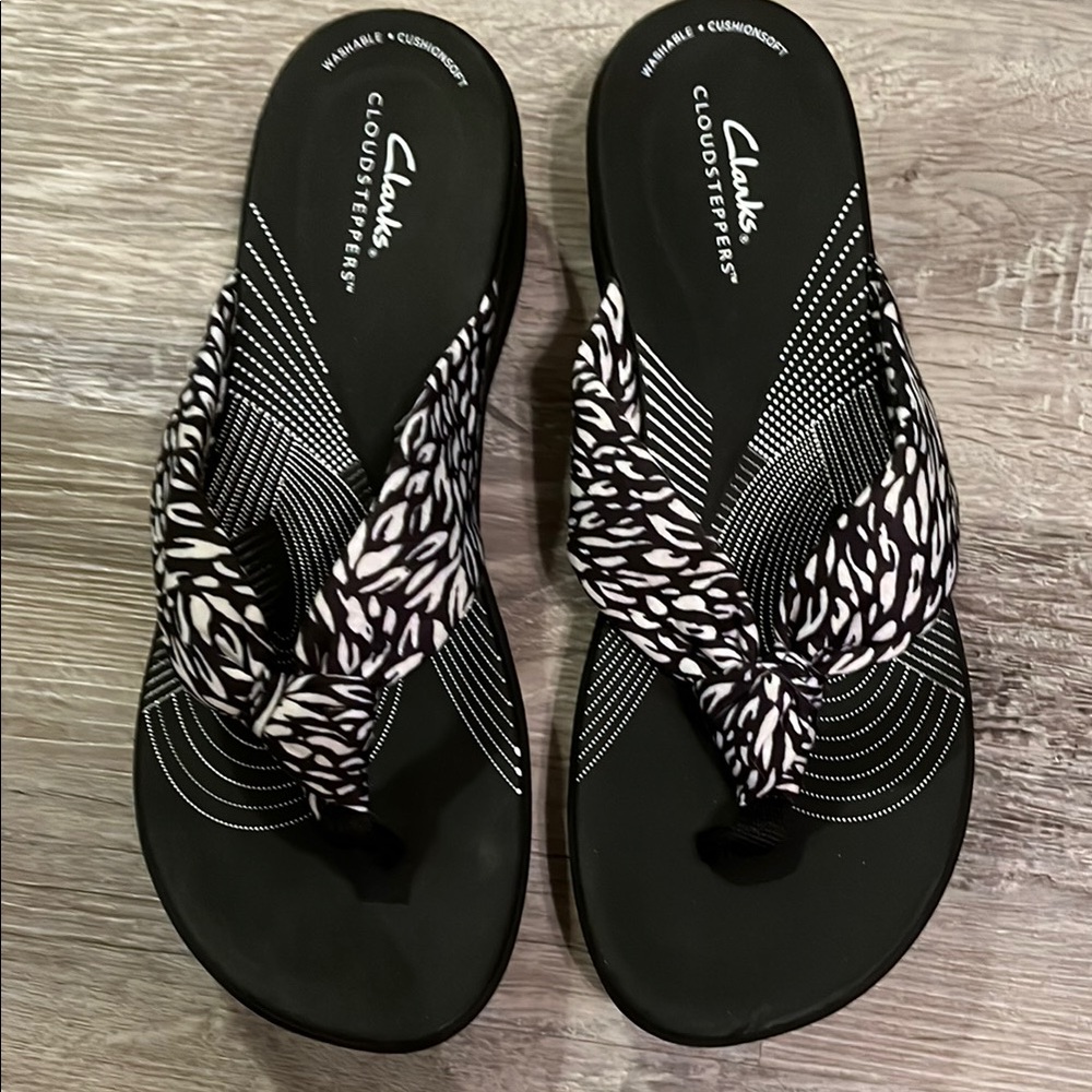 NWT Clarks Cloudsteppers Arla Glison Black Abstract Sandals Women’s Size 9